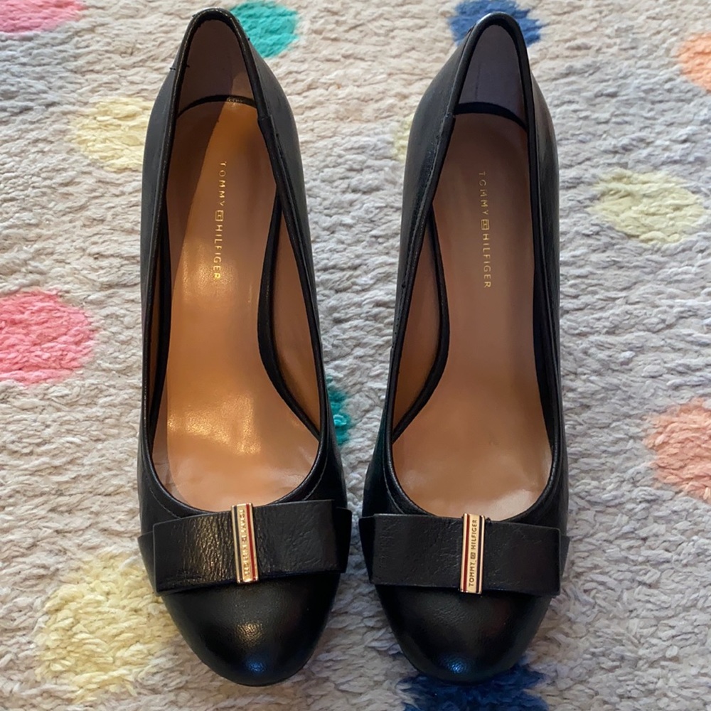 Tommy Hilfiger black pumps